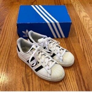 Great Condition Women's Adidas Superstar Sneakers- Size 6.5